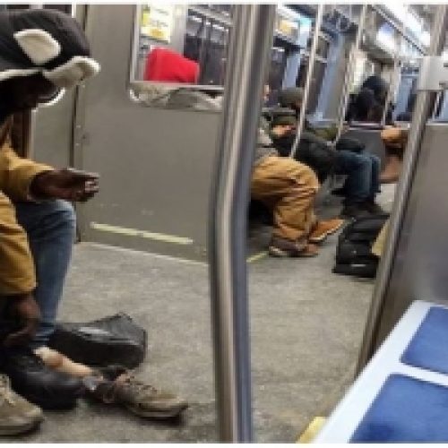 ONE MAN’S SELFLESS ACT OF KINDNESS ON THE SUBWAY