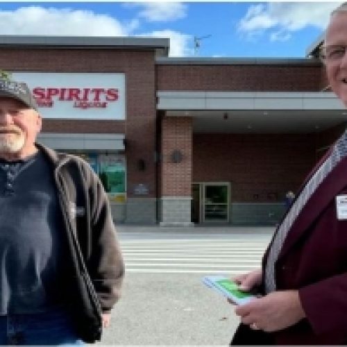 PEOPLE SHOWING KINDNESS TO OTHERS THROUGH HONESTY