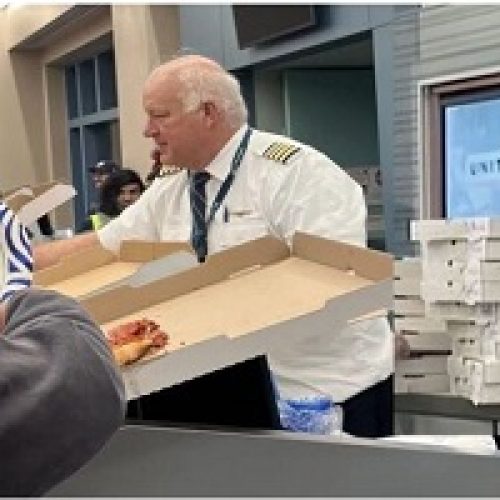 UNITED PILOT ORDERS 30 PIZZAS TO FEED PASSENGERS AFTER EMERGENCY LANDING FOR MEDICAL CARE