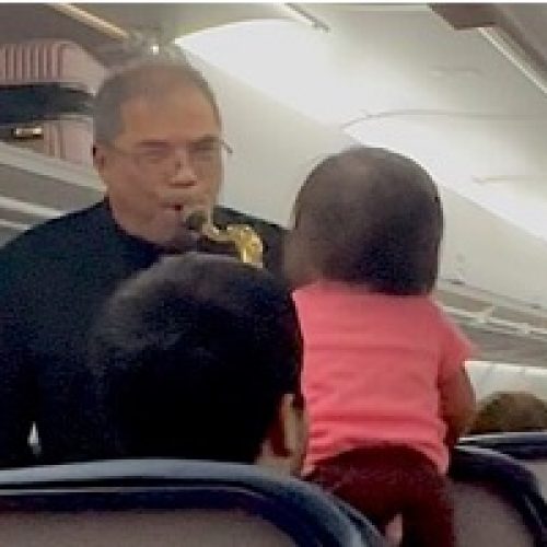 Holiday Cheer: An Impromptu Saxophone Performance Brings Joy During Flight Delay