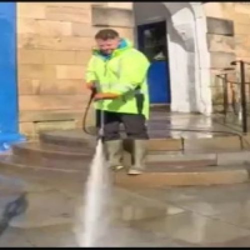 THE WINDOW CLEANER TRANSFORMING ALNWICK’S STREETS