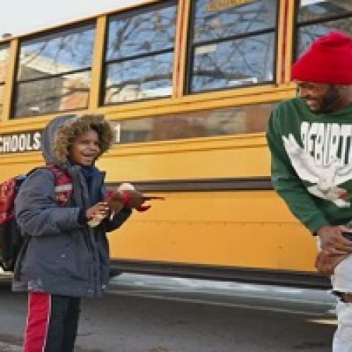 A BUS DRIVER’S ACT OF KINDNESS: LARRY FARRISH JR. BRIGHTENS A CHILD’S DAY
