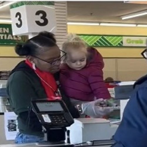 CASHIER’S KINDNESS CALMS TODDLER’S MELTDOWN AT DOLLAR TREE