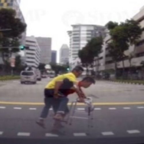 DELIVERY DRIVER’S KINDNESS SHINES IN BUSY INTERSECTION