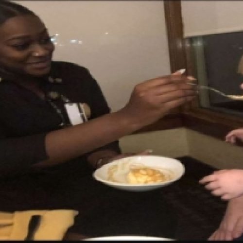 A WAITRESS’S SUPPORT FOR A STRUGGLING MOTHER DESPITE DEALING WITH HER OWN ISSUES